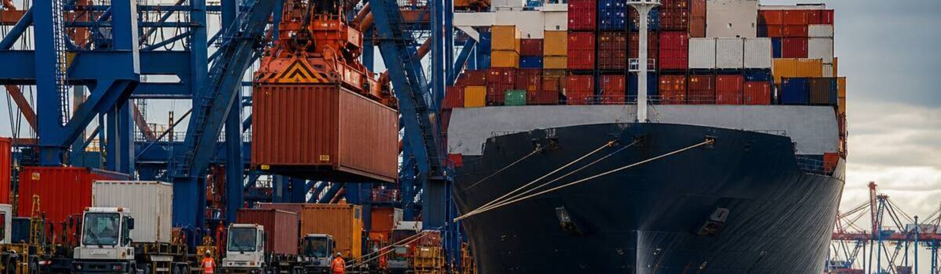 Hafenkran Containerterminal Hamburg – DAKOSY Logistikportal entrados 